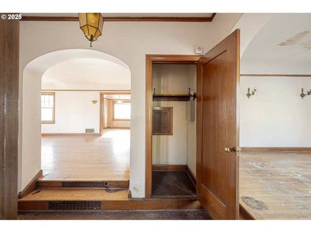 3880 Ne WISTARIA Dr, Portland, OR 97212