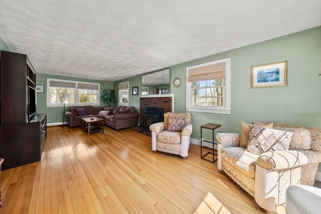 10 Hearthstone Dr, Burlington, MA 01803