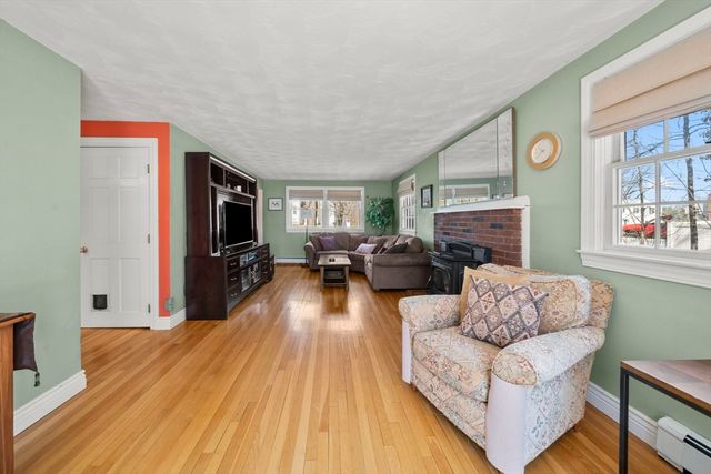 10 Hearthstone Dr, Burlington, MA 01803