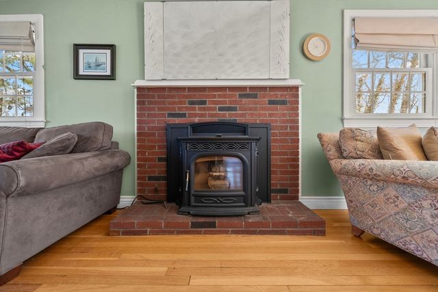 10 Hearthstone Dr, Burlington, MA 01803