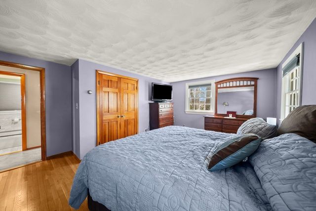 10 Hearthstone Dr, Burlington, MA 01803