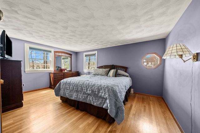 10 Hearthstone Dr, Burlington, MA 01803