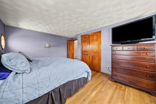 10 Hearthstone Dr, Burlington, MA 01803