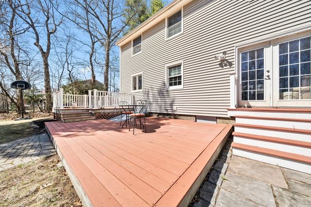 10 Hearthstone Dr, Burlington, MA 01803