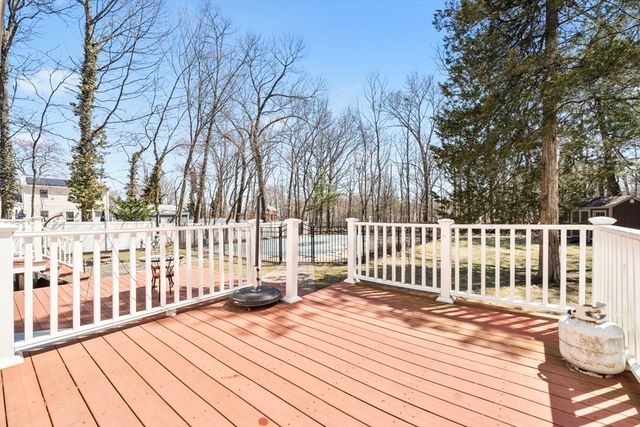 10 Hearthstone Dr, Burlington, MA 01803