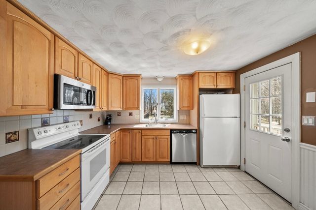 10 Hearthstone Dr, Burlington, MA 01803