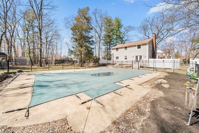 10 Hearthstone Dr, Burlington, MA 01803