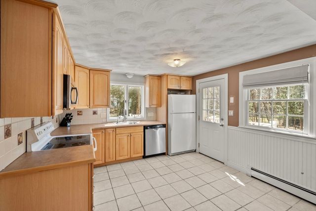 10 Hearthstone Dr, Burlington, MA 01803
