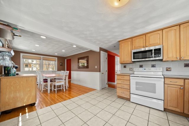 10 Hearthstone Dr, Burlington, MA 01803