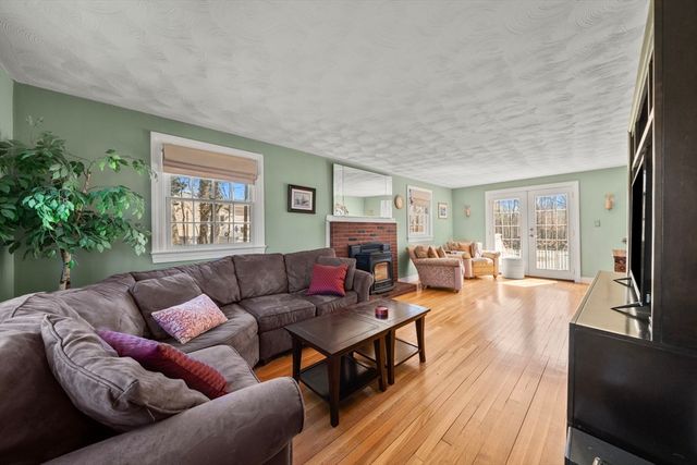 10 Hearthstone Dr, Burlington, MA 01803