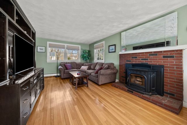 10 Hearthstone Dr, Burlington, MA 01803