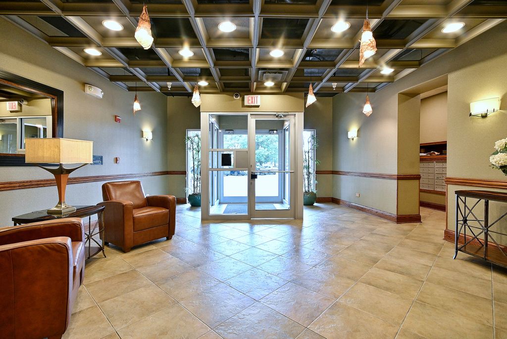 1 N Beacon Place 601, La Grange, IL 60525 — photo 4