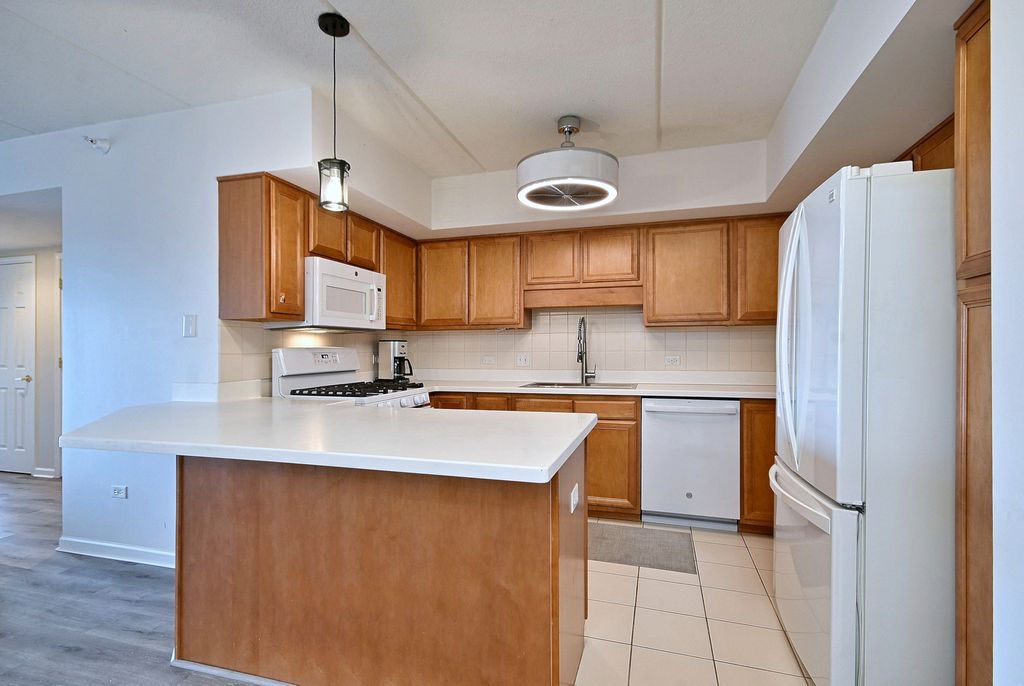 1 N Beacon Place 601, La Grange, IL 60525 — photo 5