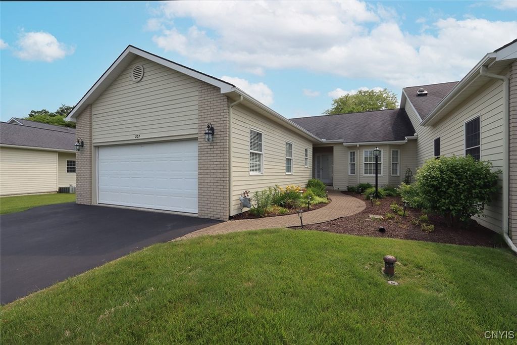 207 Falling Brook Path, Manlius, NY 13066