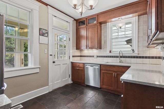1510 W PARKSIDE Drive, Peoria, IL 61606