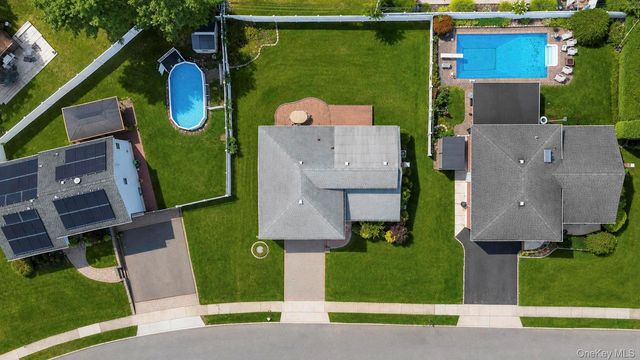 4 Balsam Drive, Hicksville, NY 11801
