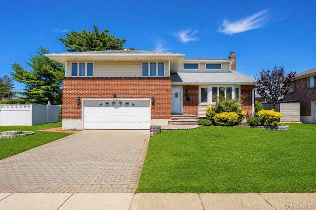 4 Balsam Drive, Hicksville, NY 11801