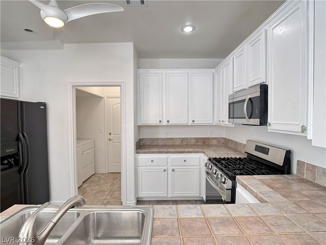 9113 Kinross Avenue, Las Vegas, NV 89145