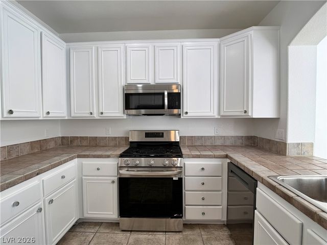 9113 Kinross Avenue, Las Vegas, NV 89145