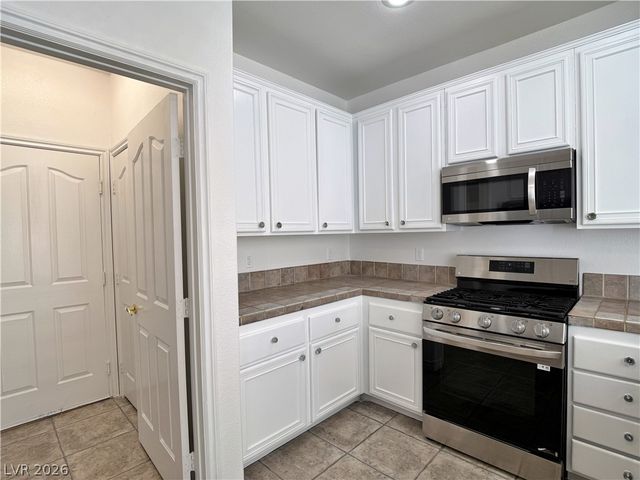 9113 Kinross Avenue, Las Vegas, NV 89145