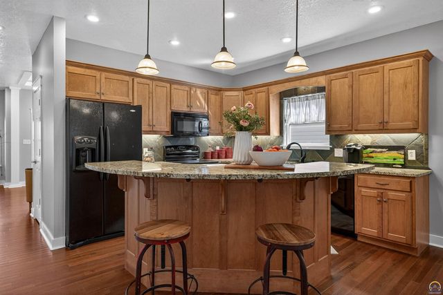 1113 SW Red Oaks CT, Topeka, KS 66615