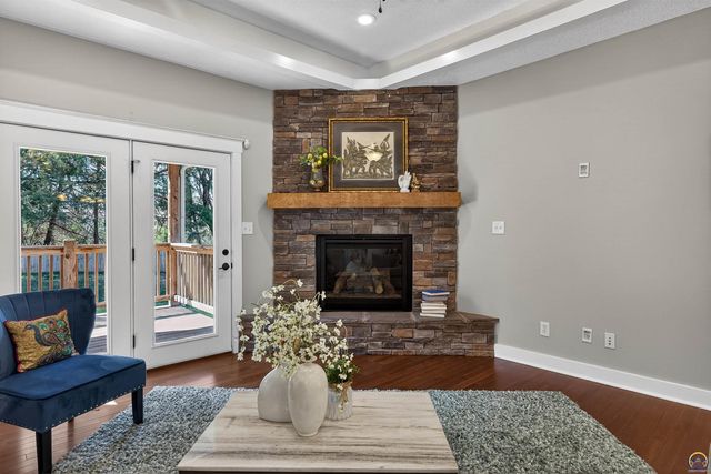 1113 SW Red Oaks CT, Topeka, KS 66615