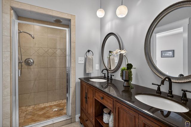 1113 SW Red Oaks CT, Topeka, KS 66615