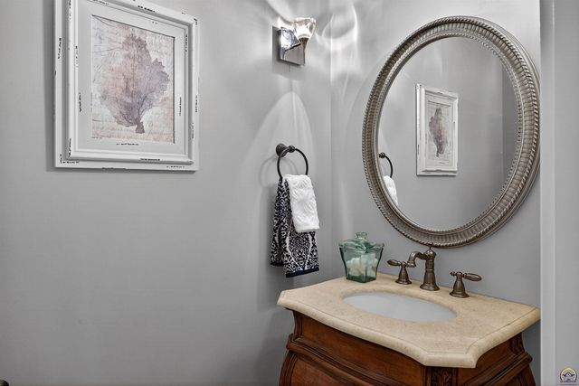 1113 SW Red Oaks CT, Topeka, KS 66615