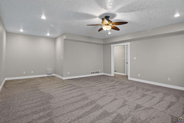 1113 SW Red Oaks CT, Topeka, KS 66615