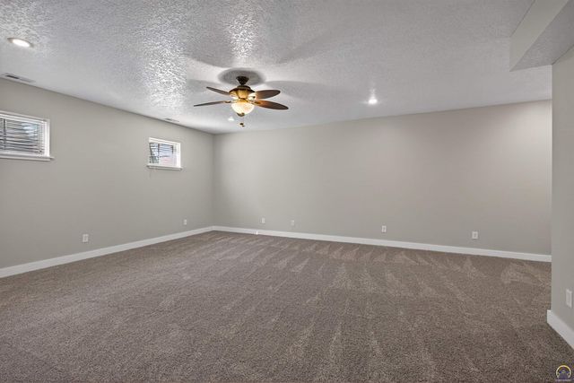 1113 SW Red Oaks CT, Topeka, KS 66615