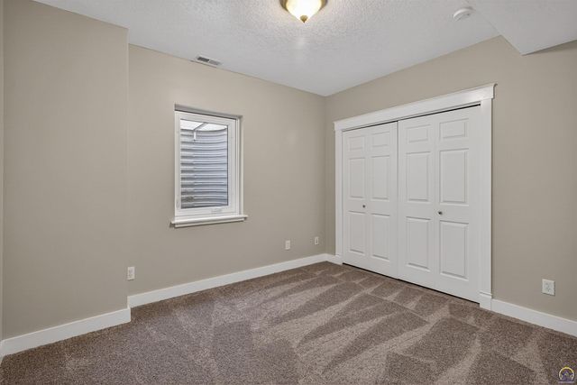 1113 SW Red Oaks CT, Topeka, KS 66615