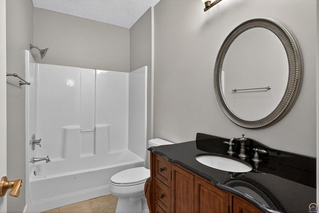 1113 SW Red Oaks CT, Topeka, KS 66615