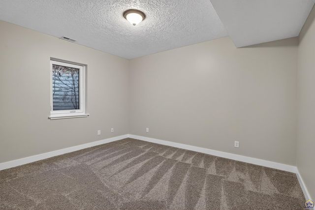 1113 SW Red Oaks CT, Topeka, KS 66615