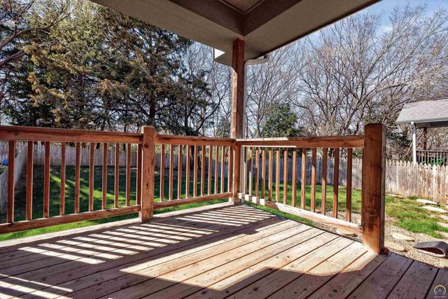 1113 SW Red Oaks CT, Topeka, KS 66615