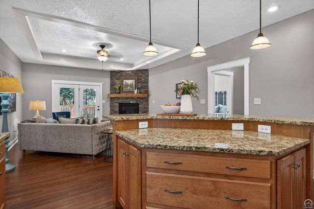 1113 SW Red Oaks CT, Topeka, KS 66615