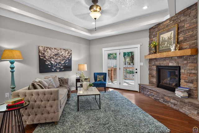 1113 SW Red Oaks CT, Topeka, KS 66615