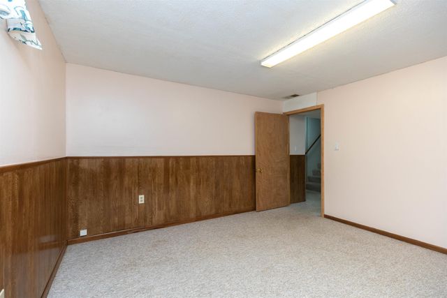 2061 Mission Rd, Salina, KS 67401