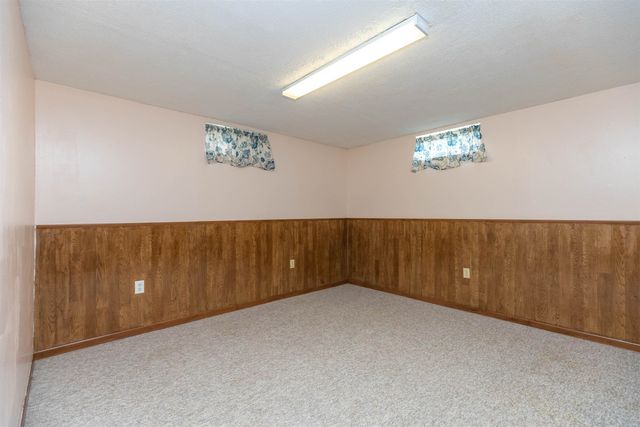 2061 Mission Rd, Salina, KS 67401