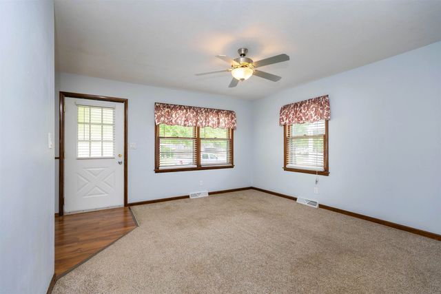 2061 Mission Rd, Salina, KS 67401