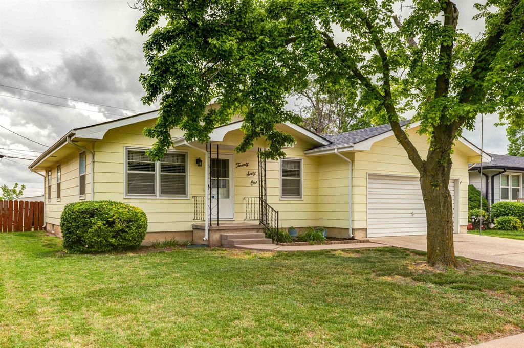 2061 Mission Rd, Salina, KS 67401