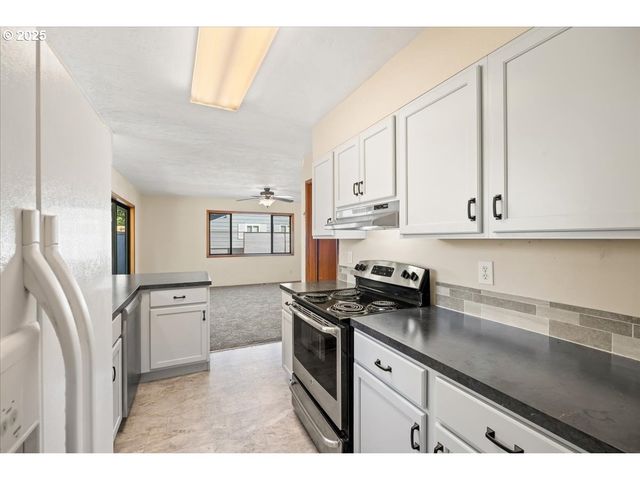 1303 Ne CORNELL Rd, Hillsboro, OR 97124