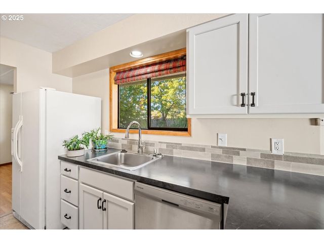 1303 Ne CORNELL Rd, Hillsboro, OR 97124