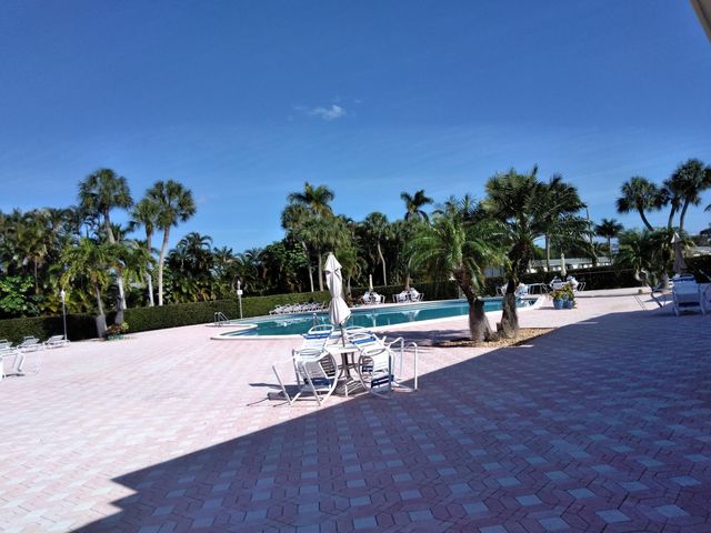 2911 Ashley Dr W J, West Palm Beach, FL 33415