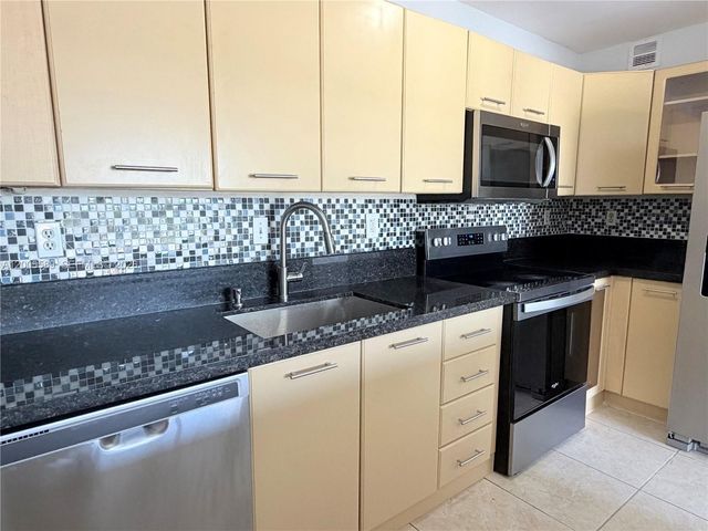 505 S Pine Island Rd 208B, Plantation, FL 33324