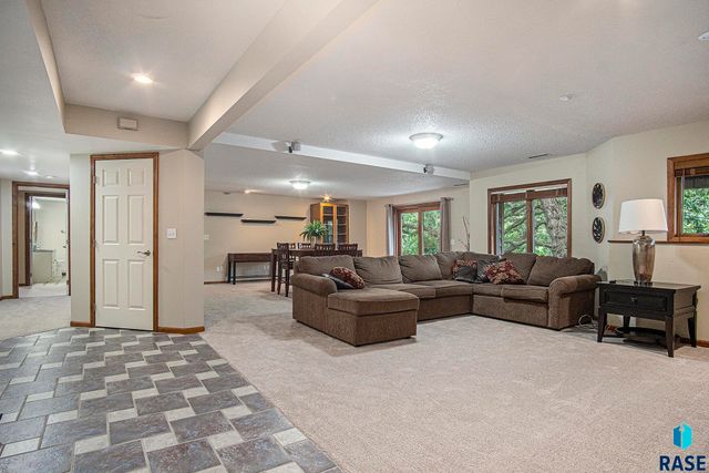 10 E Big Sky Pl Place, Sioux Falls, SD 57110
