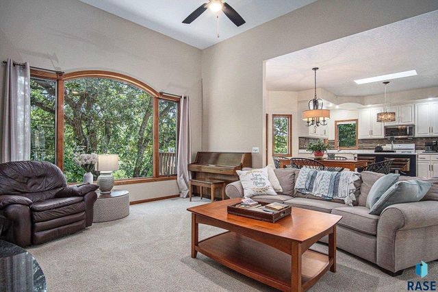 10 E Big Sky Pl Place, Sioux Falls, SD 57110