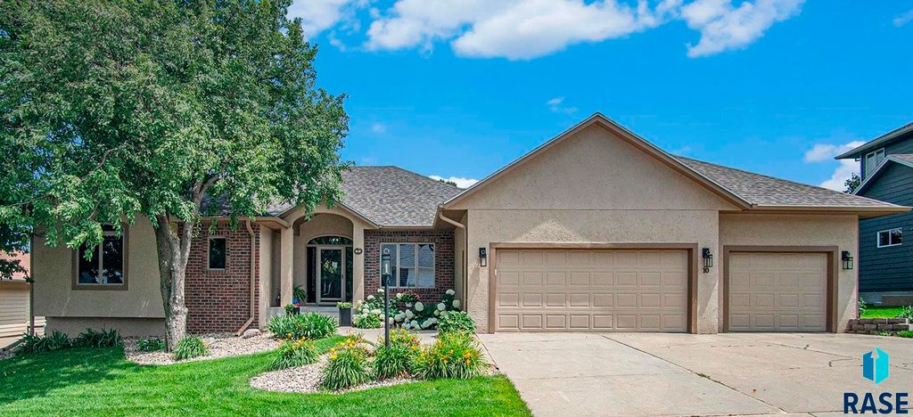 10 E Big Sky Pl Place, Sioux Falls, SD 57110