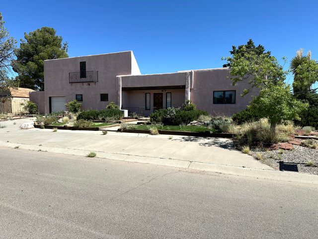 621 N Palmer Lane NE, Rio Communities, NM 87002