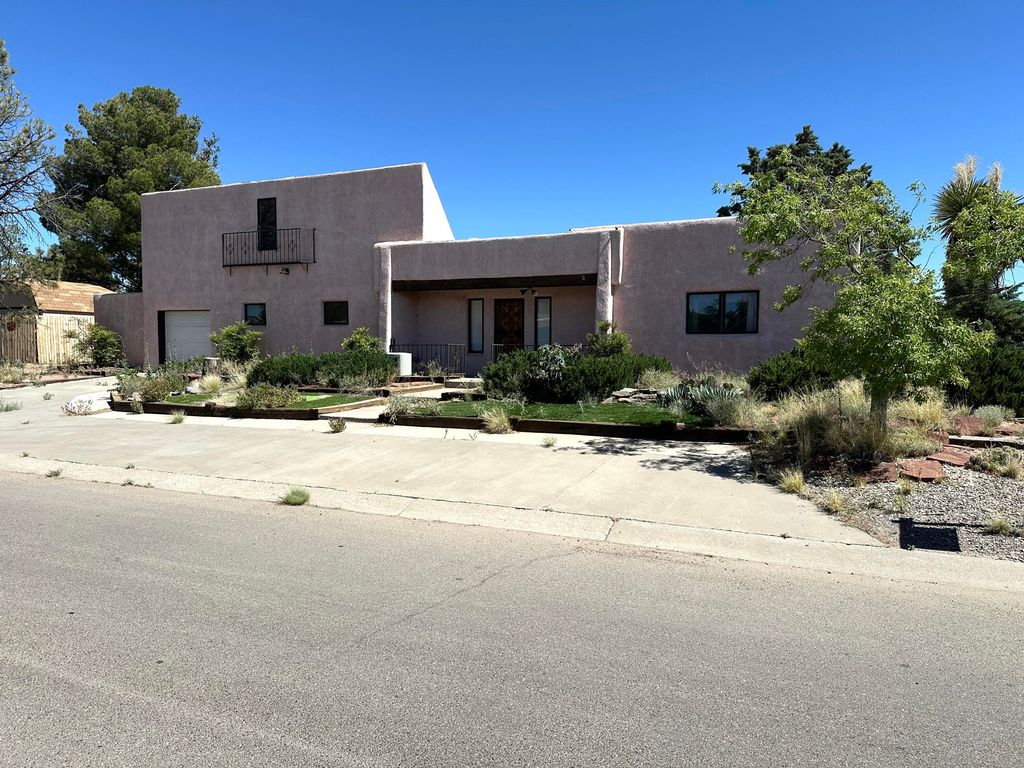 Image 3 of property listing at 621 N Palmer Lane NE, Rio Communities, NM 87002