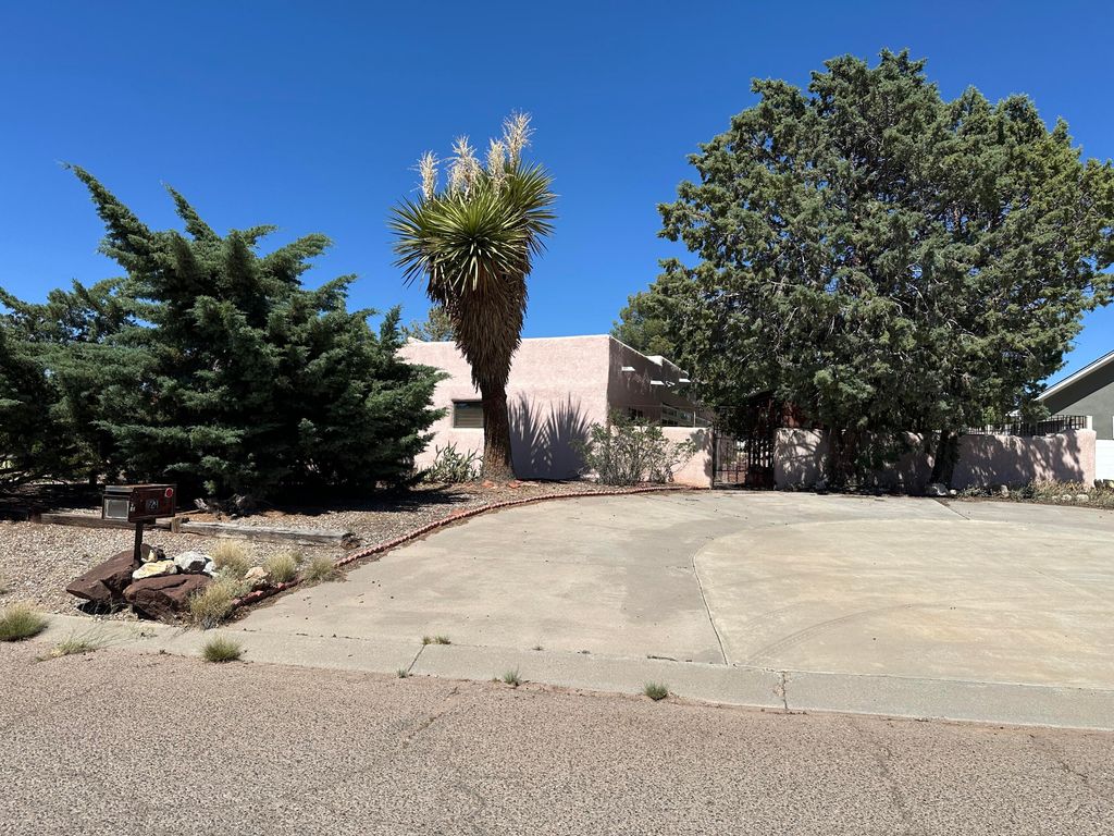 Image 7 of property listing at 621 N Palmer Lane NE, Rio Communities, NM 87002
